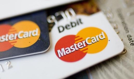 the mastercard co rut tien mat duoc khong