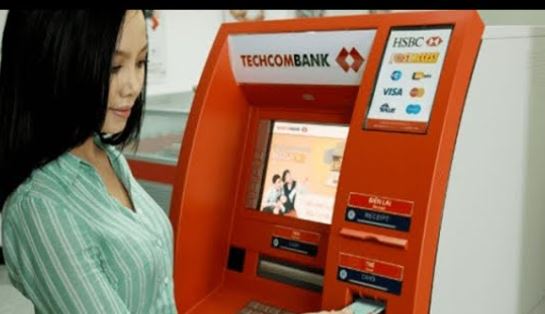 han muc rut tien the atm techcombank